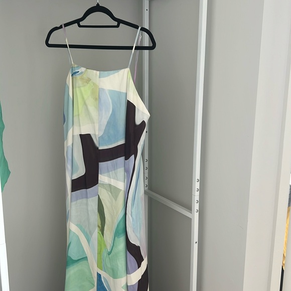 Beautifully Elegant Dress with Low Hanging Back - Picture 3 of 5